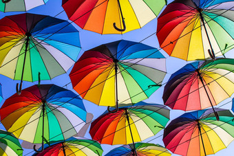 色彩斑斓的<strong>雨伞</strong>蓝色的绿色红色的彩虹<strong>雨伞背景</strong>街umbrellasin天空街装饰