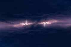 雷暴巨大的云雷声闪电排放天空