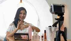 年轻的美丽的亚洲女人专业美使艺术家视频博客博主记录化妆教程分享网站社会媒体业务在线影响者社会媒体概念