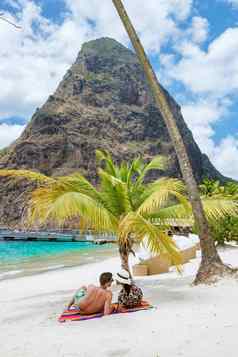 夫妇日光浴海滩夏天假期阳光明媚的一天热带岛圣露西娅加勒比