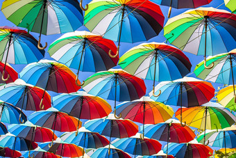 色彩斑斓的<strong>雨伞</strong>蓝色的绿色红色的彩虹<strong>雨伞</strong>背景街umbrellasin天空街装饰