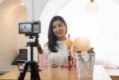 年轻的美丽的亚洲女人专业美使艺术家视频博客博主记录化妆教程分享网站社会媒体业务在线影响者社会媒体概念