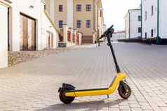 黄色的e-scooter小镇夏天一天一分钟租金复制空间