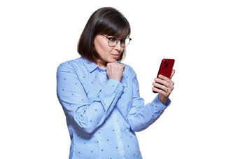 中间岁的女人智能手机白色背景
