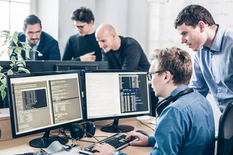启动业务问题解决软件开发人员工作桌面电脑