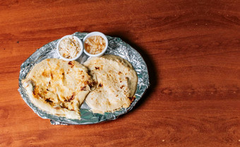 传统的她们服务沙拉表格前视图尼加拉瓜她们服务沙拉表格美味的萨尔瓦多的她们融化了奶酪木表格