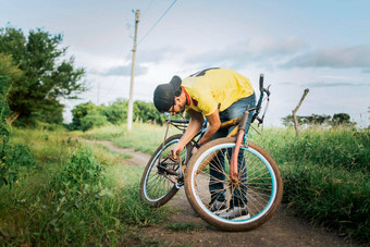 男人。农村修复自行车旅行者人修复自行车路男人。修复自行车中间路