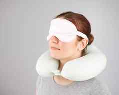 高加索人女人旅行枕头睡觉面具孤立的白色背景