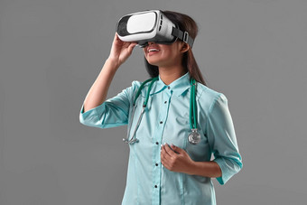 年轻的有吸引力的医生虚拟现实眼镜