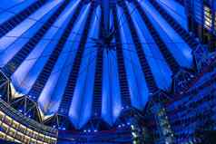 未来主义的高科技屋顶索尼中心柏林照亮晚上