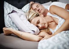 睡觉有点睡眠成熟的夫妇睡觉床上