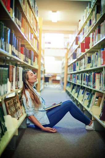 大学生活累人的次大学学生睡觉<strong>书架图书馆</strong>校园