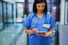 技术主要球员现代医学有吸引力的年轻的女护士平板电脑站医院