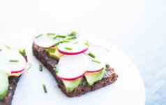 蔬菜三明治健康的零食自制的食物风格概念