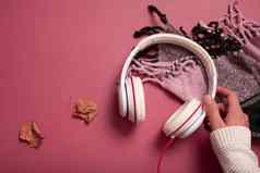 女手耳机格子黑暗粉红色的颜色背景有创意的音乐放松在线概念