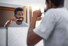 刷日常英俊的年轻的男人。刷牙牙齿浴室首页