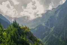 美丽的景观高绿色山转transfagarasan路美丽的道路世界喀尔巴阡山罗马尼亚