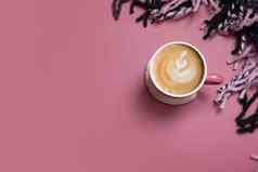 秋天平躺横幅杯咖啡拿铁格子粉红色的背景有创意的秋天感恩节秋天概念前视图复制空间