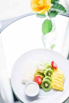 水果板服务新鲜的水果健康的吃风格概念
