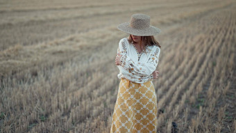 乌克兰女人传统的少数民族服装稻草他小麦场有吸引力的时尚的夫人维希万卡时尚的现代女孩乌克兰独立自由爱国者