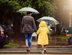 雨后视镜拍摄认不出来男孩妈妈。持有手走雨