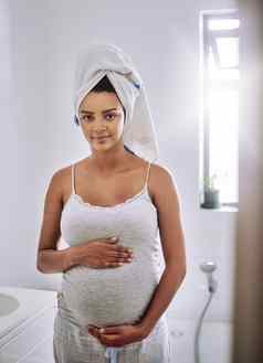 妍发光的怀孕肖像怀孕了年轻的女人站浴室首页
