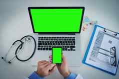 医疗专业保持更新高角拍摄认不出来医生移动PC手机绿色屏幕办公室