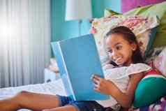 书开放神奇的世界孩子们可爱的女孩阅读书首页