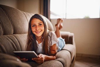 花时间在线日常完整的长度肖像年轻的女孩平板电脑说谎沙发首页