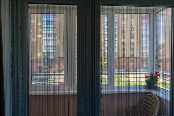视图公寓房间窗口拉好窗帘窗帘
