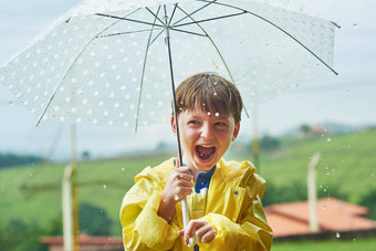 多雨<strong>的季节</strong>最喜欢<strong>的季节</strong>肖像快乐<strong>的</strong>男孩站伞多雨<strong>的</strong>一天