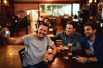 照片集团快乐的年轻的朋友采取肖像享受啤酒酒吧晚上
