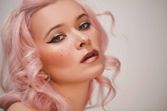 soft-girl风格趋势粉红色的飞行头发时尚化妆金发碧眼的女人脸雀斑脸红胭脂玫瑰颜色