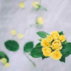 黄色的玫瑰婚礼假期花花园风格概念