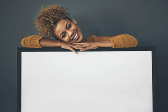 女人站空白标志肖像框架显示复制空间广告市场营销黑暗背景快乐微笑放松非洲式发型女肖像大白色海报Copyspace