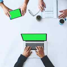 商人平板电脑移动PC绿色屏幕显示市场营销广告Copyspace前手打字无线科技在线应用程序网站现代软件