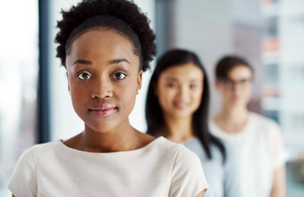 女人领先的多样化的团队有创意的人动机权力愿景全球业务特写镜头肖像头像脸黑色的领袖站行的同事们