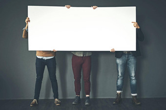 集团商人持有Copyspace标志表达的意见工作灰色背景人空白海报广告市场营销表达传达重要的消息