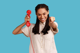 <strong>女人</strong>指出手指相机持有手机红色的古董固定电话电话回答调用