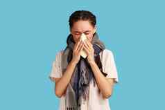 女人打喷嚏手帕站包装围巾捕捉冷流感症状