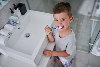 健康的习惯肖像可爱的男孩刷牙牙齿浴室首页
