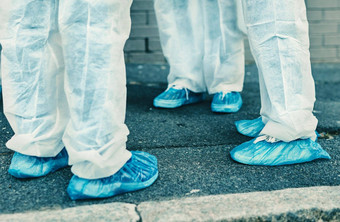 腿脚医疗保健工人穿保护齿轮有害物质西装在户外清洁特写镜头团队医疗专业人士会议科维德冠状病毒流感大流行