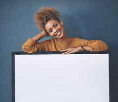 董事会公告空Copyspace微笑非洲美国年轻的夫人美丽的快乐的快乐女人站背景海报自信黑色的女人展示标志