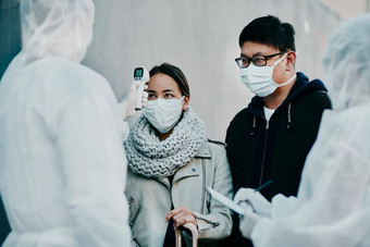 旅行夫妇科维德温度扫描边境医疗安全筛选测试安全流感大流行外国人旅行者到达机场脸面具