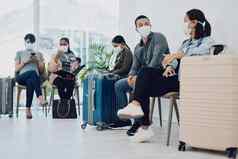 集团人旅行科维德等待行机场休息室穿保护面具游客坐着队列公共旅行设施冠状病毒流感大流行