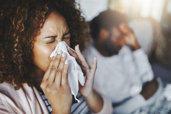 生病了生病的女人过敏窦感染打喷嚏组织吹鼻子流感季节首页生病的女孩抓住了坏冷显示症状科维德痛苦病毒疾病