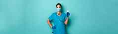 科维德流感大流行医学概念美丽的女医生医疗面具手套实习医生风云检查病人听诊器站蓝色的背景