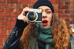 拍摄的事情年轻的女人城市相机