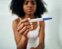 改变年轻的女人采取怀孕测试首页
