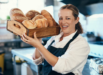 贝克糕点老板咖啡馆老板携带托盘新鲜的卷面包面包分类咖啡商店肖像小业务企业家围裙新鲜使耗材
